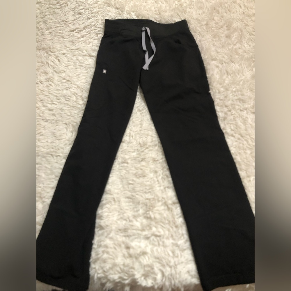 ✨ Black figs small/tall scrub pants ✨